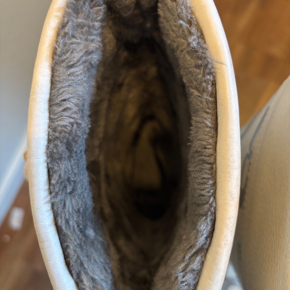 RARE Indigenous Aboriginal Artist Designed and Made Manitobah Mukluk Snow Boots - Picture 5 of 5